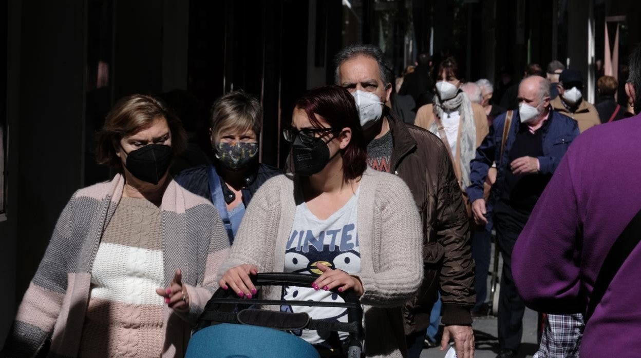 Gaditanos con mascarilla en Cádiz capital.