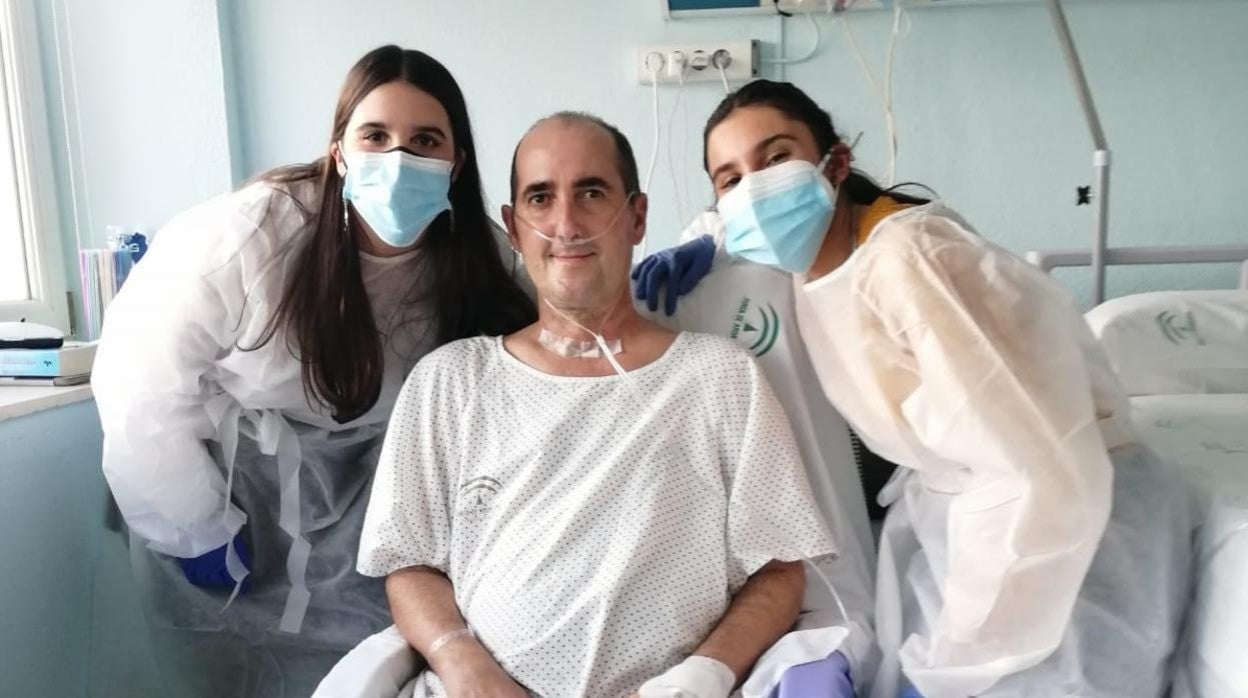 Pepe Valle, junto a sus hijas, durante el reecuentro con sus hijas varios meses después de dar positivo en Covid.