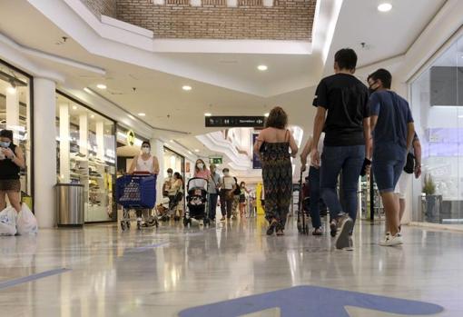 Guía y horarios de apertura de tiendas y centros comerciales el Jueves Santo en Cádiz