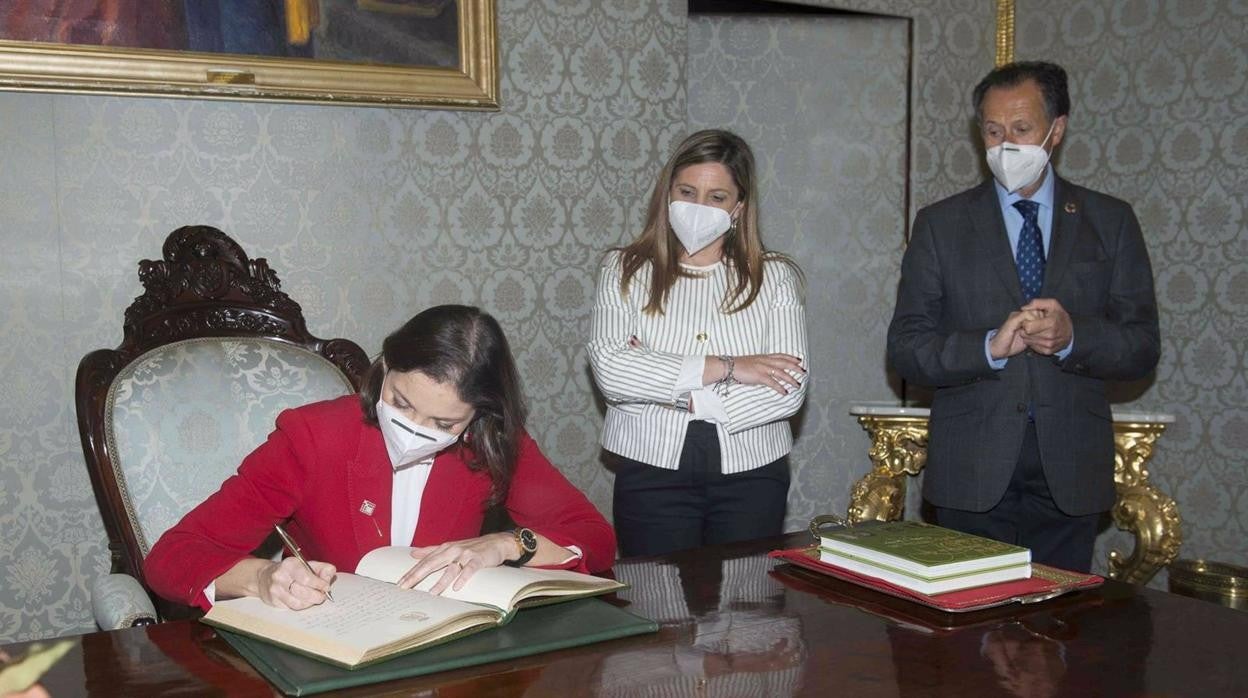 La ministra firmó en el libro de honor de la Diputación