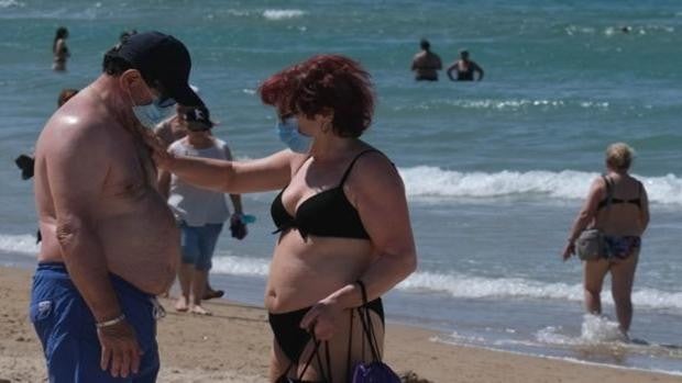 Las mascarillas ya son obligatorias en las playas de Cádiz aunque haya distancia de seguridad