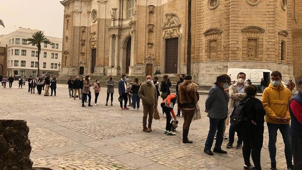 Más efectivos para controlar las colas en los accesos a las iglesias de Cádiz este Jueves Santo