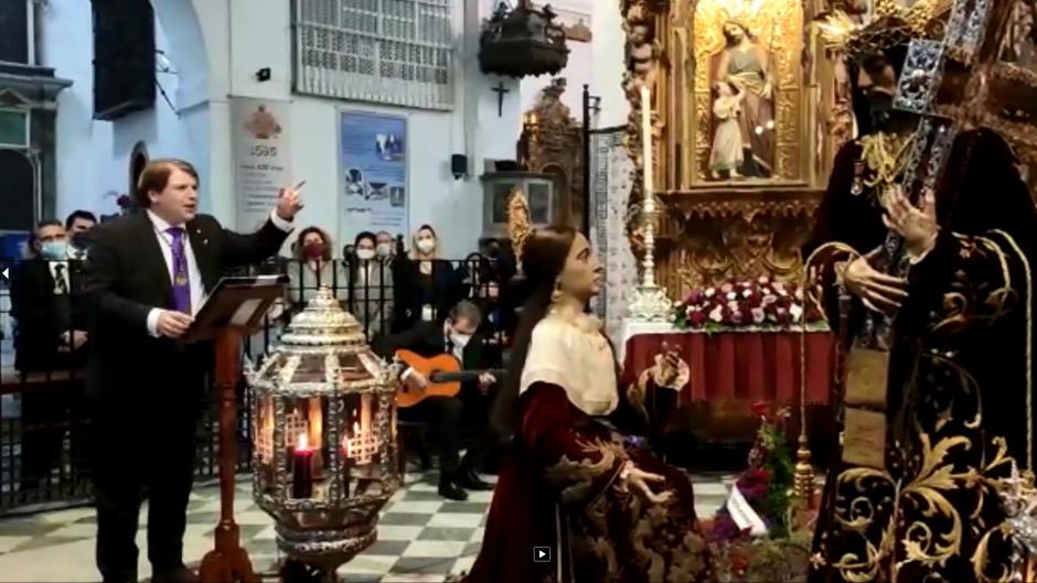 El pregonero de la Semana Santa de Cádiz entrega parte de sus versos al Nazareno