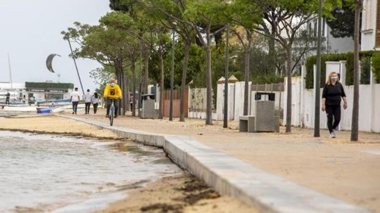 Los dueños de segundas residencias se la juegan para disfrutar de la playa en las costas andaluzas