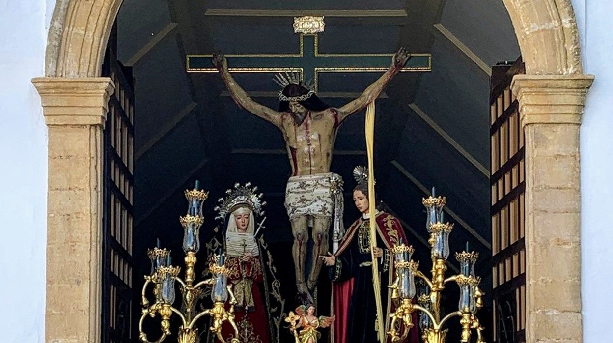 Altar de Vera Cruz a las puertas de la capilla del Santo Cristo