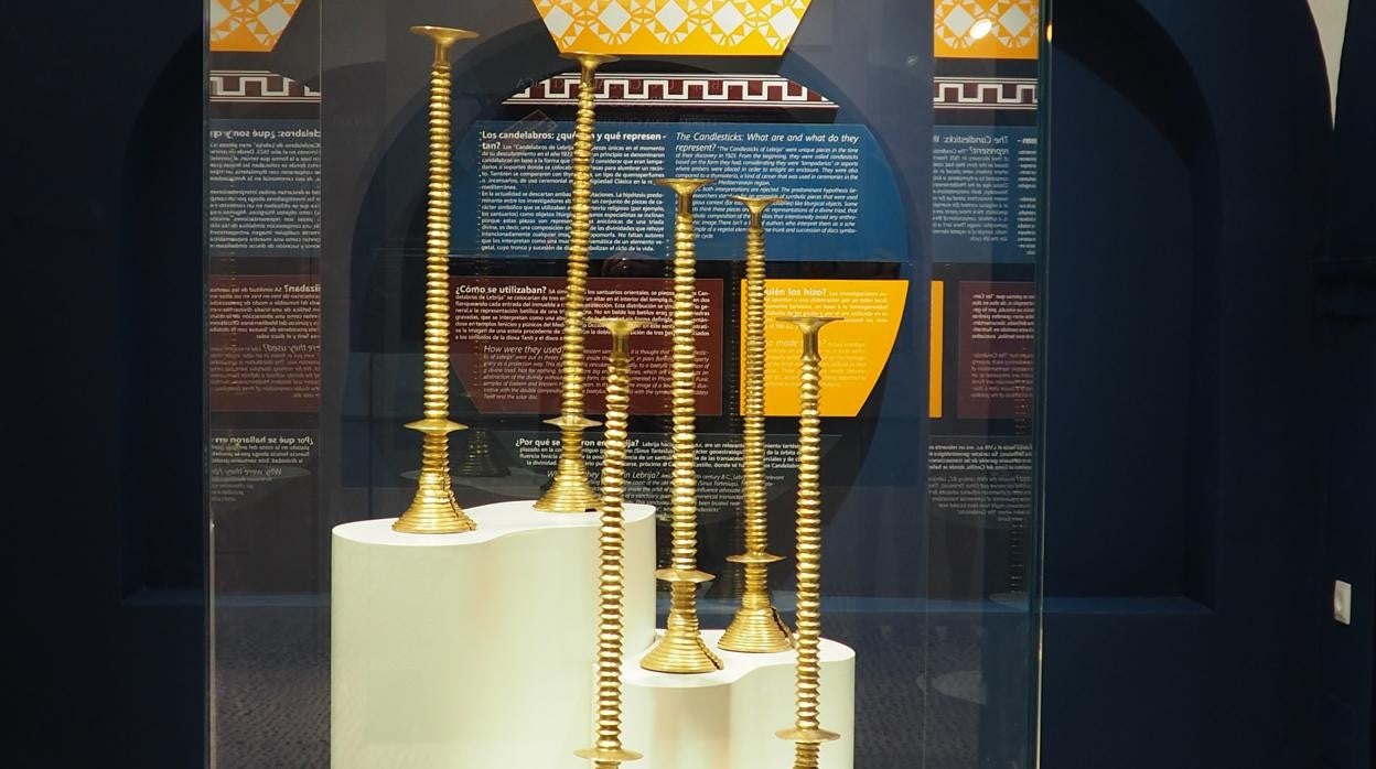 Réplicas de los candelabros que se exponen en la casa de la cultura