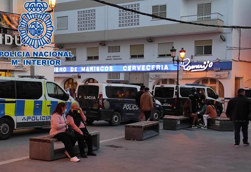 Furgones estacionados en el centro.