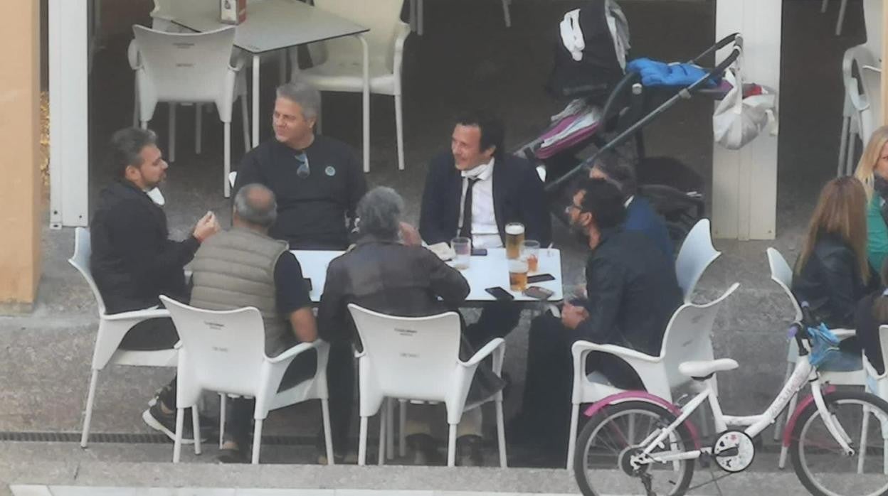 El alcalde y otras seis personas, en una terraza de la capital.