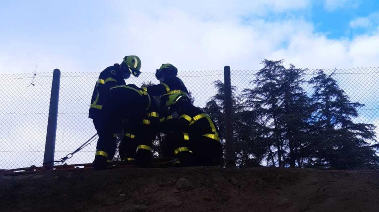 Los Bomberos de El Puerto rescatan a un motorista que cayó por un terraplén