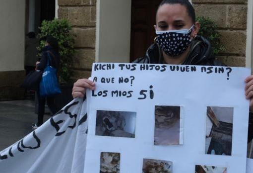 Nazaret, en una protesta a las puertas del Ayuntamiento.