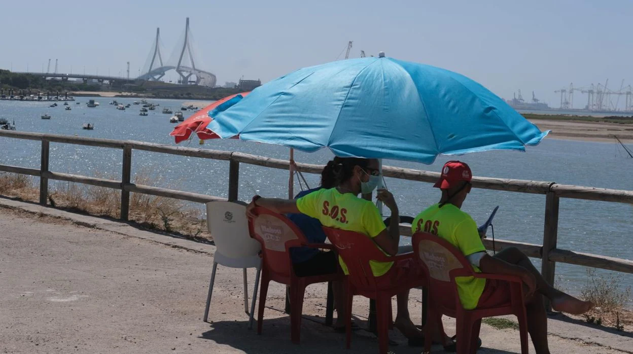 Vigilantes de la playa en Puerto Real, Cádiz.