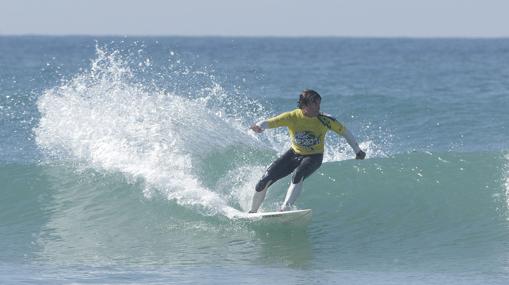 Un hombre practicando surf en Cádiz.