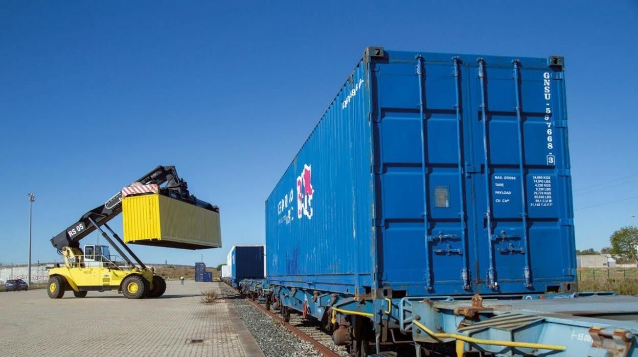 Carga de contenedores en la plataforma ferroviaria de Jerez del puerto de Cádiz