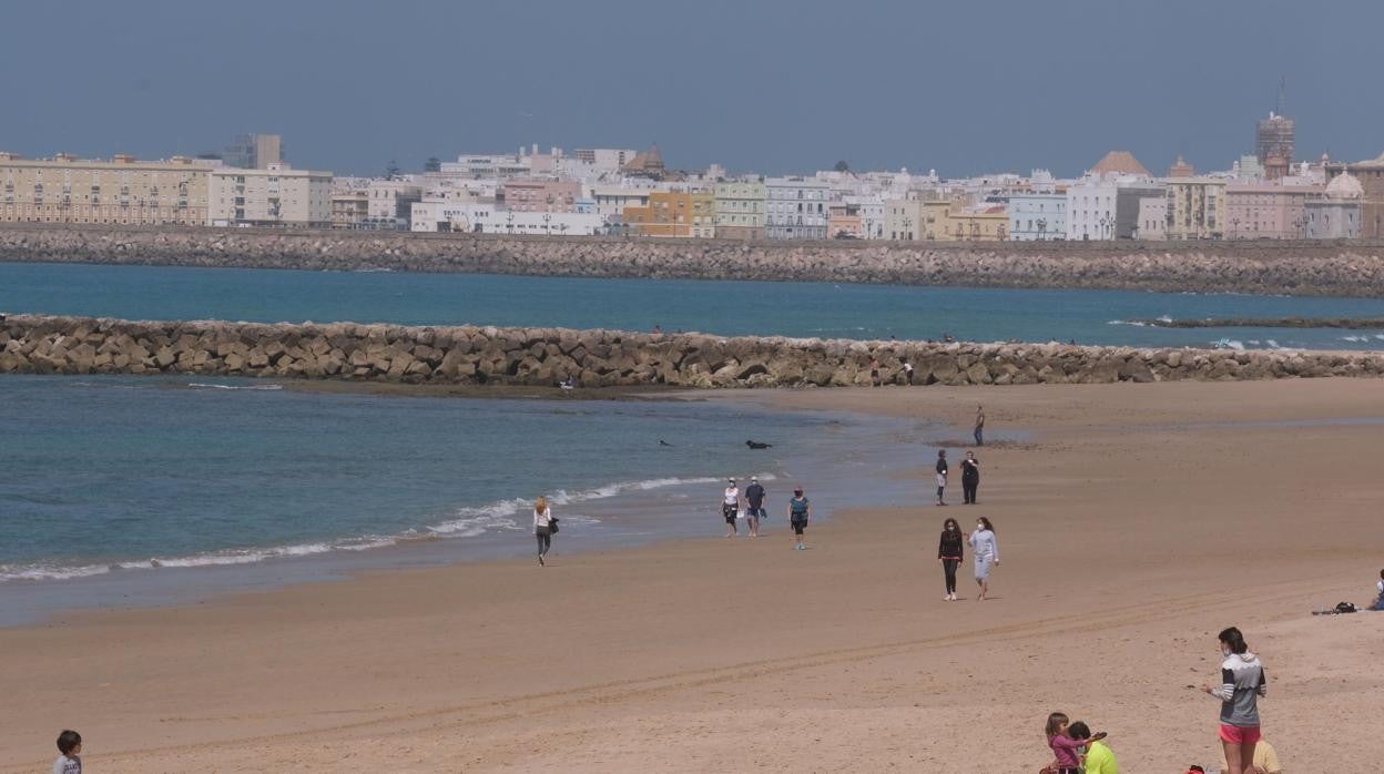 Gaditanos en la playa el pasado domingo.