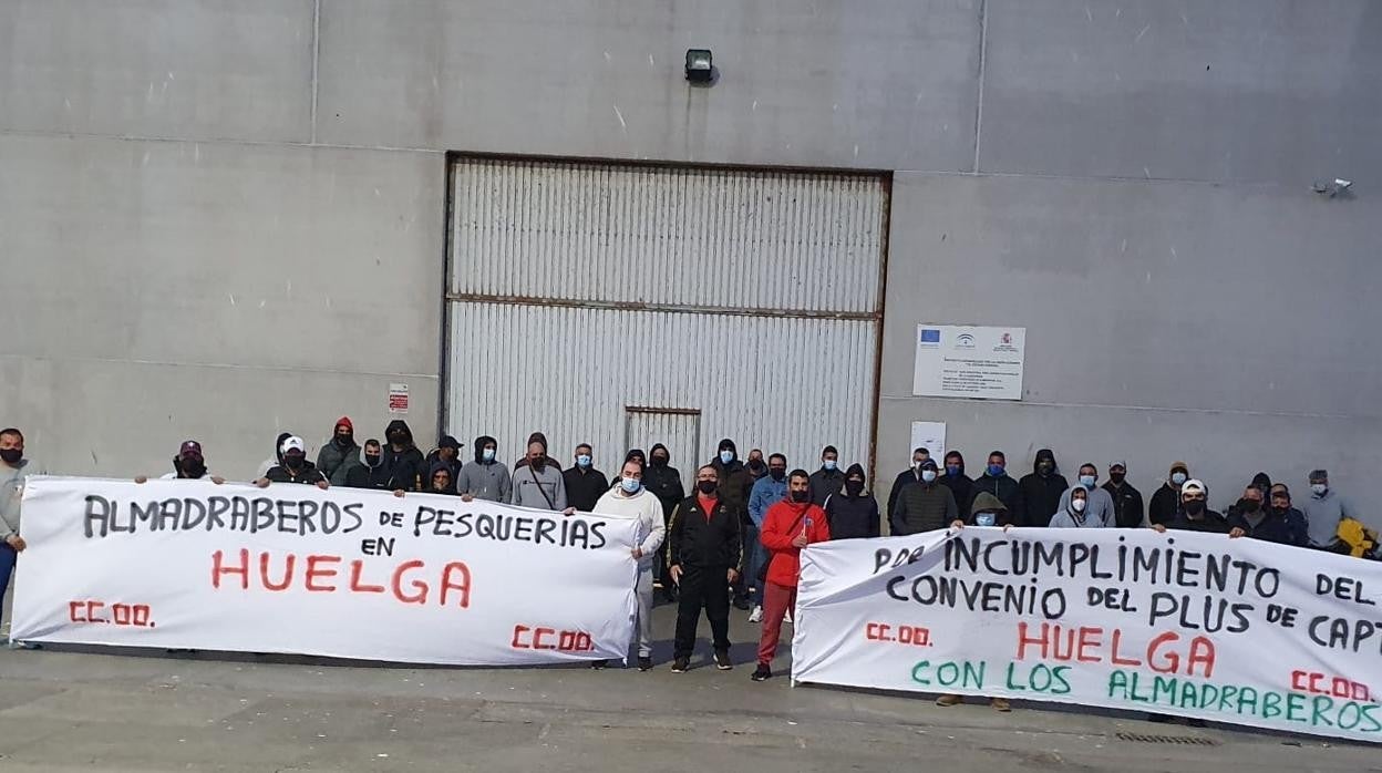 Los trabajadores de Pesquerías de Almadraba inician una huelga indefinida