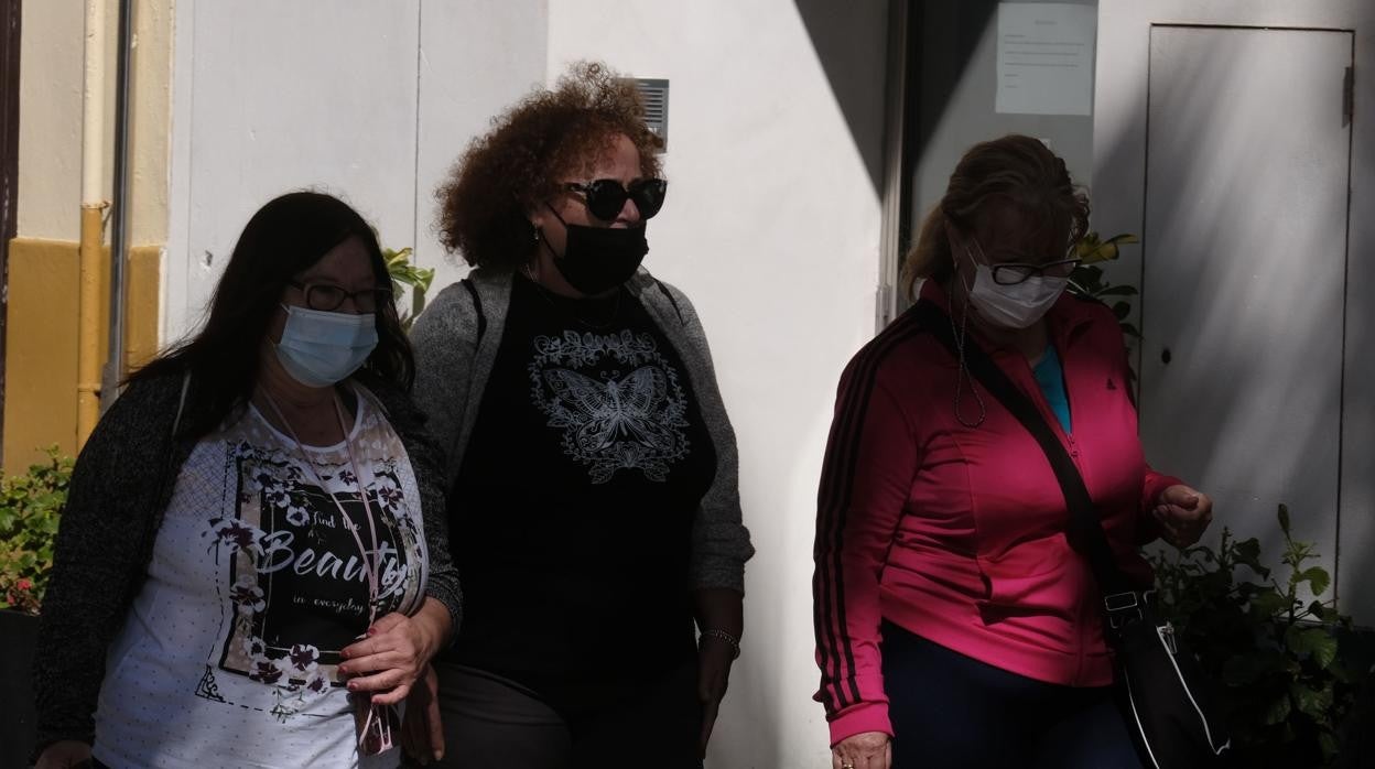 Gaditanos pasean con mascarilla por las calles de Cádiz capital.