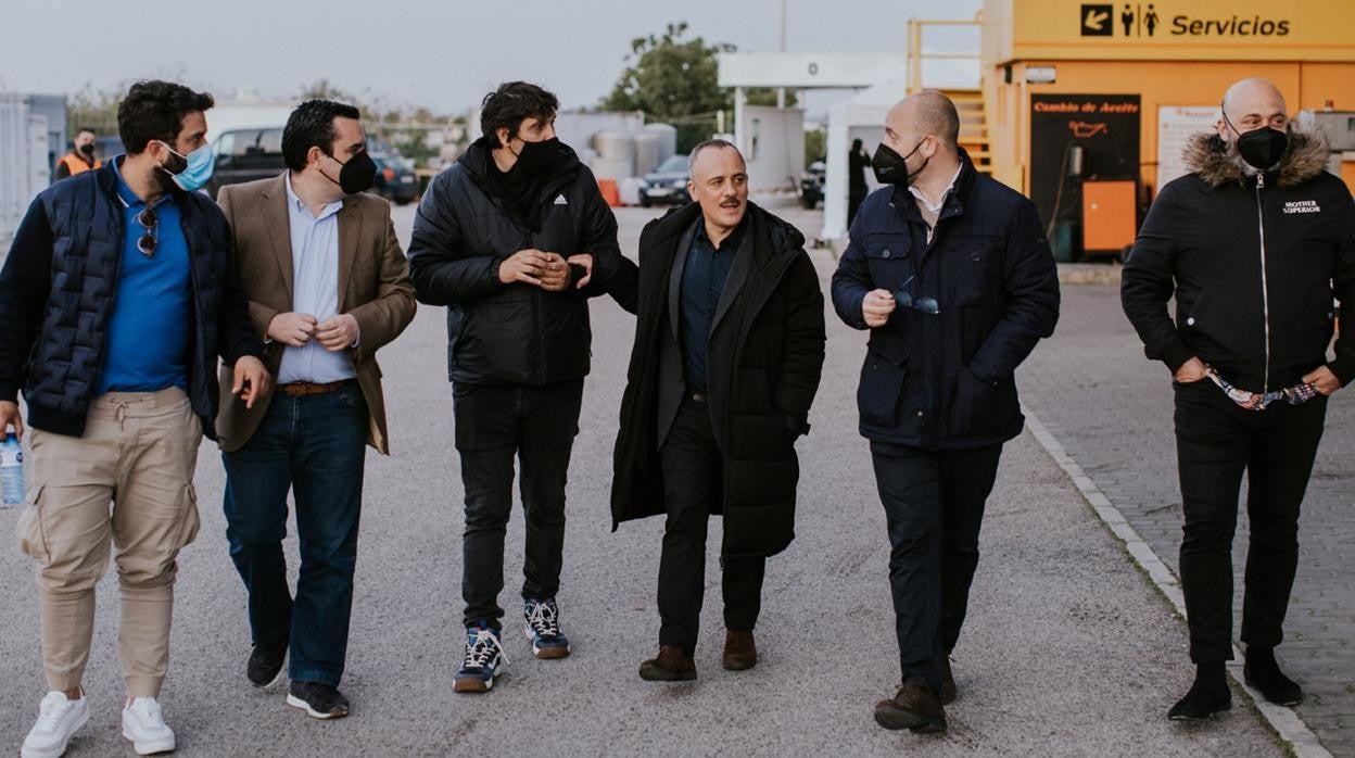 Javier Gutiérrez, con el alcalde Germán Beardo y el concejal Curro Martínez.