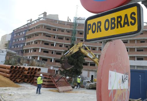 Los trabajos en los pisos de Los Chinchorros, en Cádiz capital, se han retomado tras décadas paralizados.