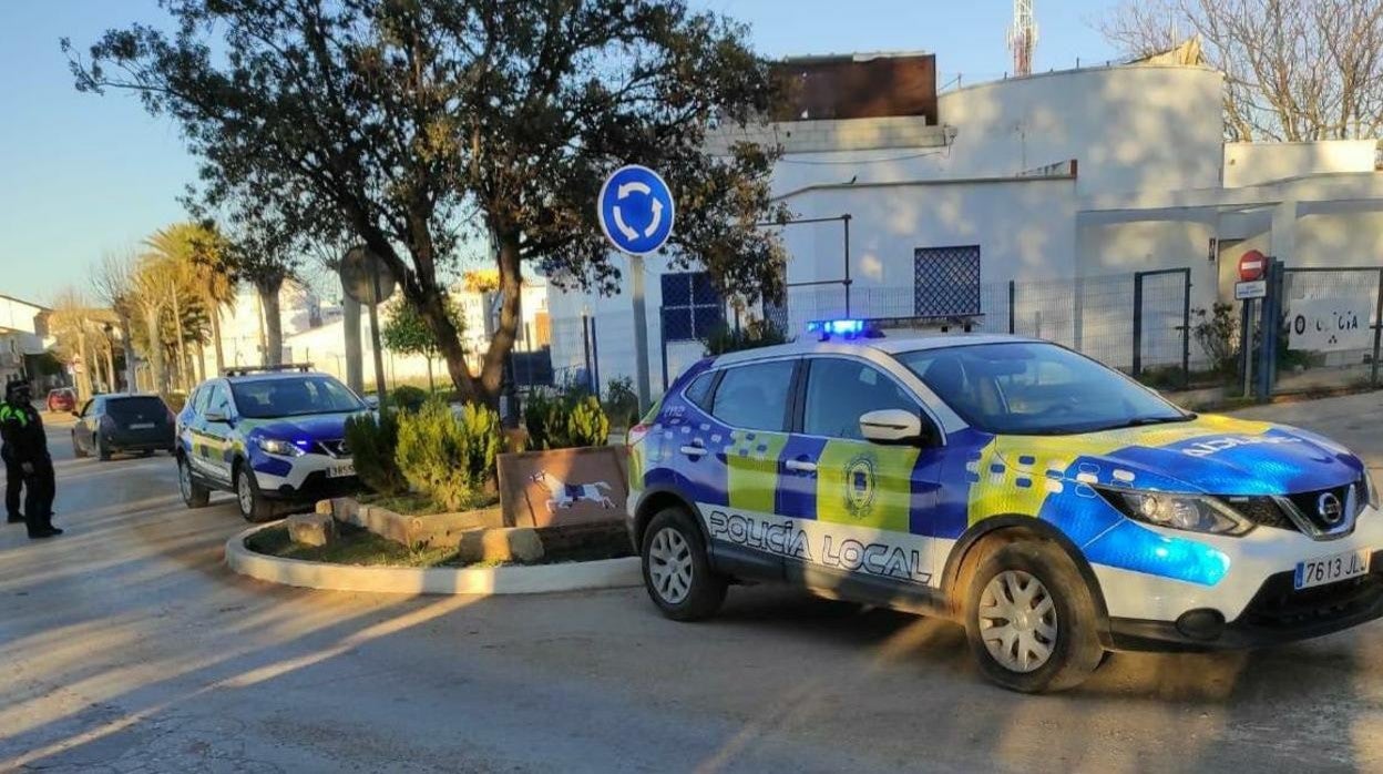 Control en los accesos a Puerto Serrano, cerrado perimetralmente por la alta tasa de contagios.