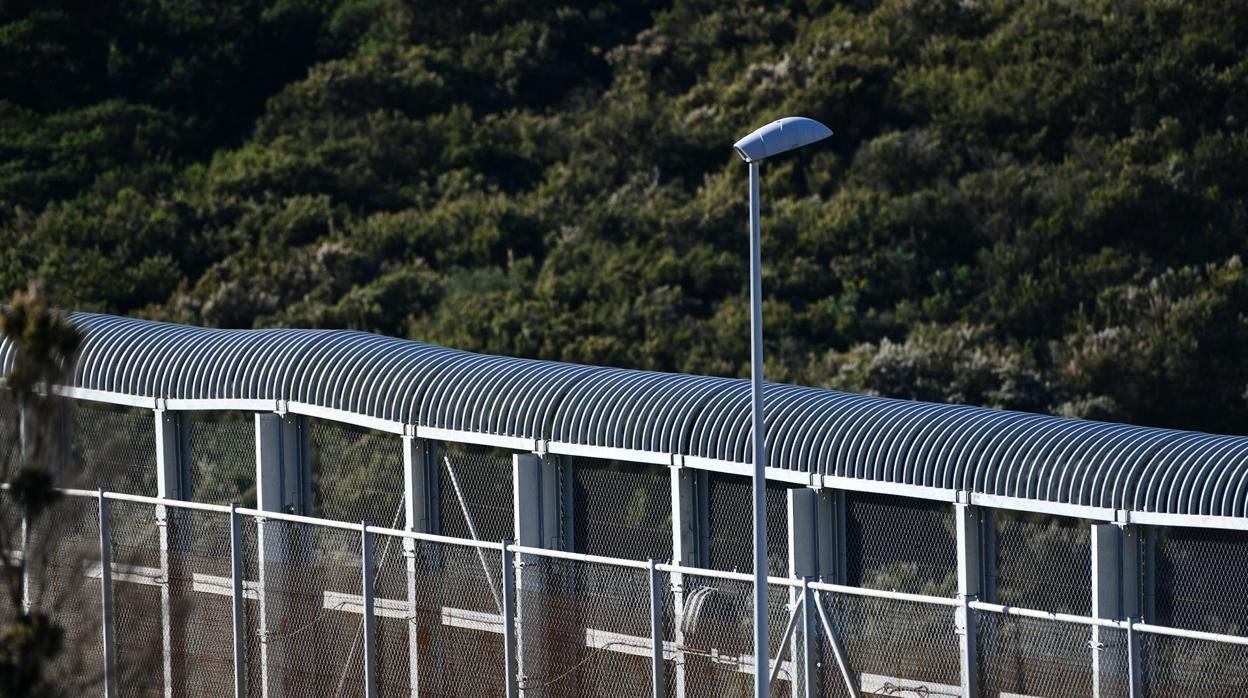 Guardia Civil y Seguridad marroquíes repelen un intento de entrada en grupo en Ceuta de 60 subsaharianos