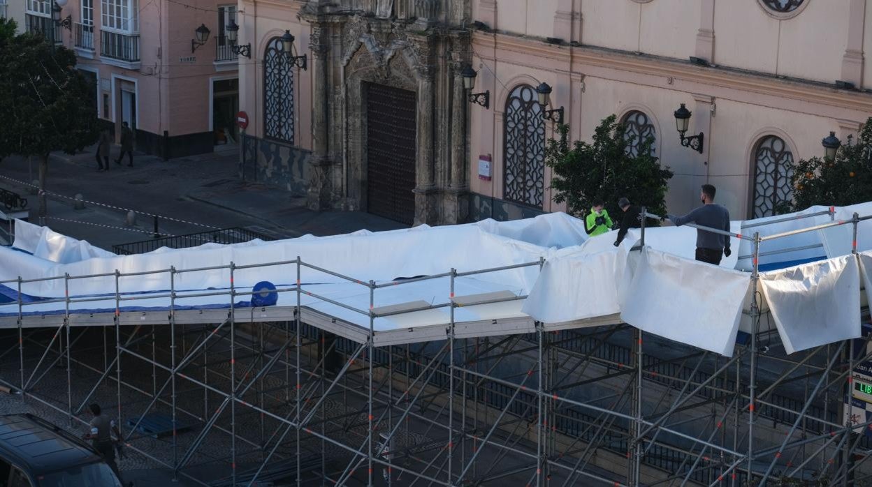 Instalación de la pista de hielo en la plaza de San Antonio la pasada Navidad.