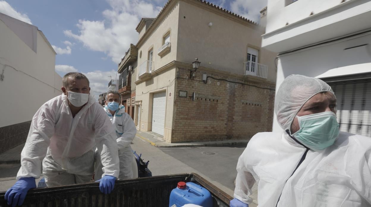 Fumigación en las calles de Puerto Serrano.