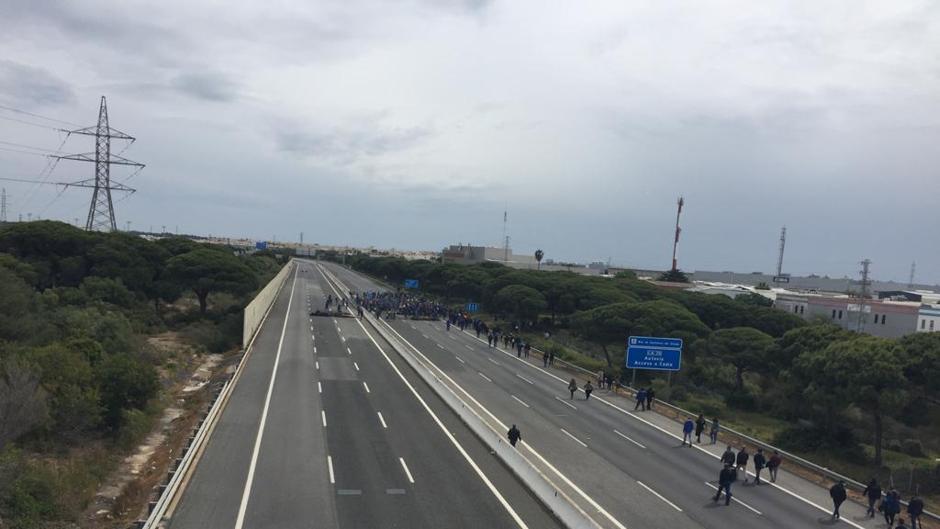 Los trabajadores de Airbus logran cortar el acceso a Cádiz