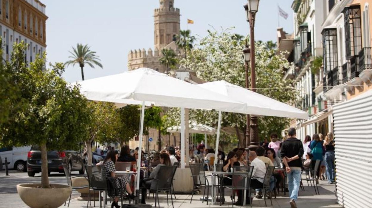 Ambiente en una terraza de un bar de Sevilla
