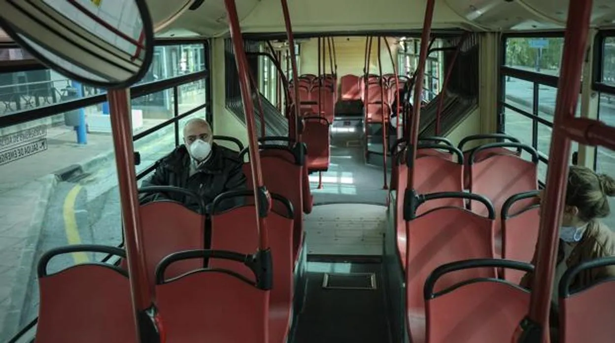 Interior de un autobús de Tussam, en una imagen de archivo