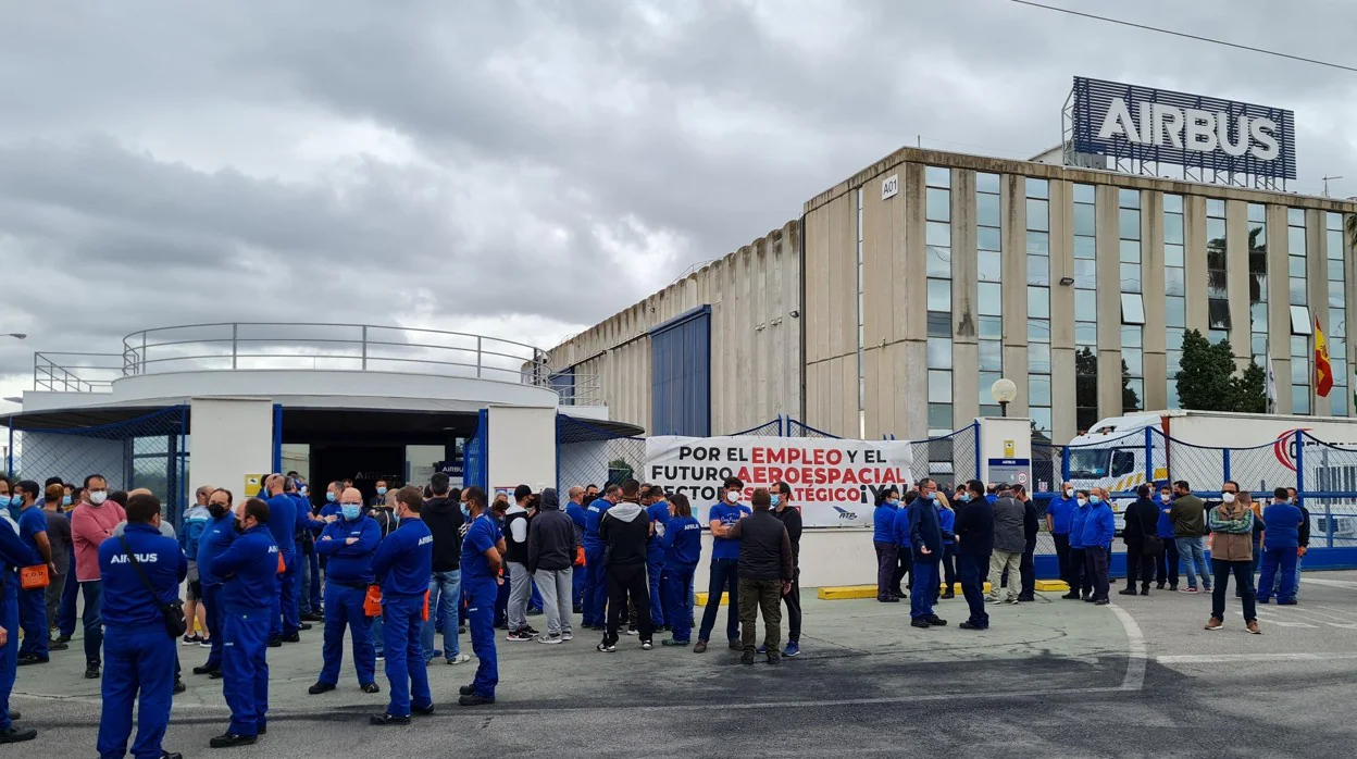 Concentración de los trabajadores en la puerta principal de Airbus Puerto Real