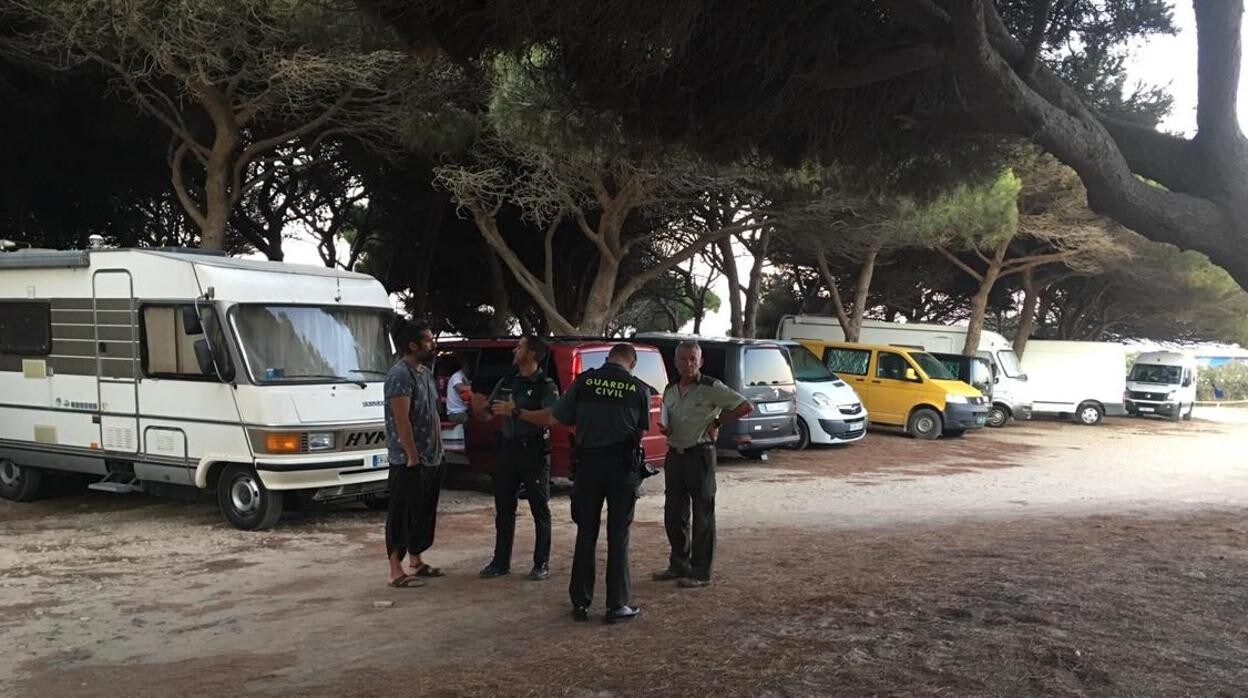 La Guardia Civil denuncia a nueve personas por realizar una acampada ilegal en Tarifa