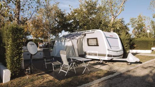 Caravana en una parcela del camping.