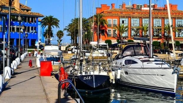 Roba un velero en Sotogrande de 15 metros de eslora de alta gama marca Mercedes