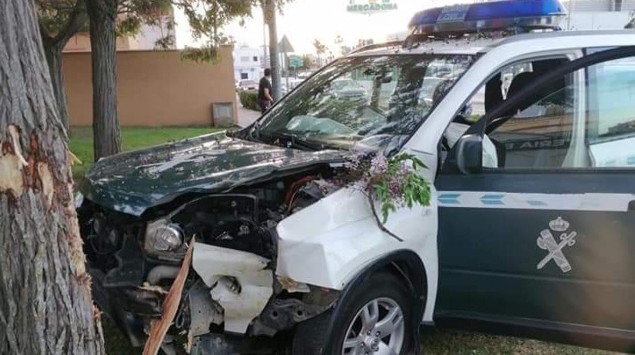 Fuerte colisión de una patrulla de la Guardia Civil tras chocar contra un árbol en una persecución en Chiclana