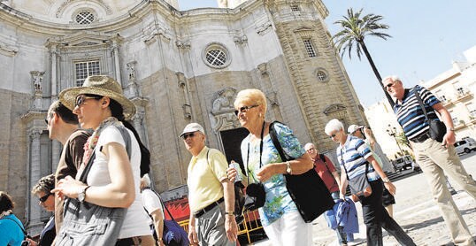 Turistas en la plaza de la Catedral de Cádiz.