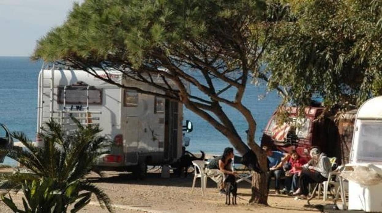 Imagen de una de las parcelas de playa del camping Torre de la Peña, de Tarifa.