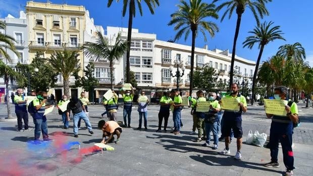 Vídeo: Trabajadores del alcantarillado de Cádiz piden mejoras salariales y un trato «digno y humano»