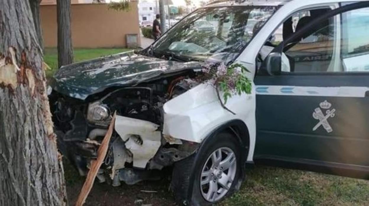 El coche patrulla chocó contra un árbol.