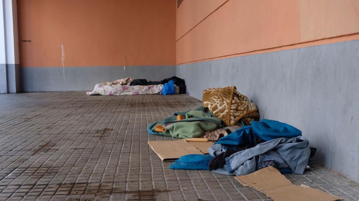 Varias personas sin hogar han vuelto a los soportales de la calle Doctores Meléndez.