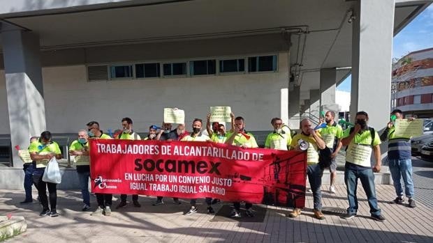 La plantilla del alcantarillado arranca un compromiso a Aguas de Cádiz para que medie con su empresa