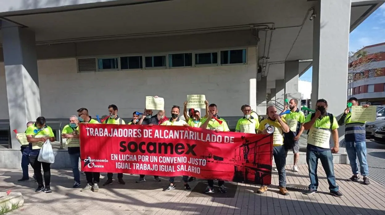 Los trabajadores del alcantarillado, a las puertas de Aguas de Cádiz.