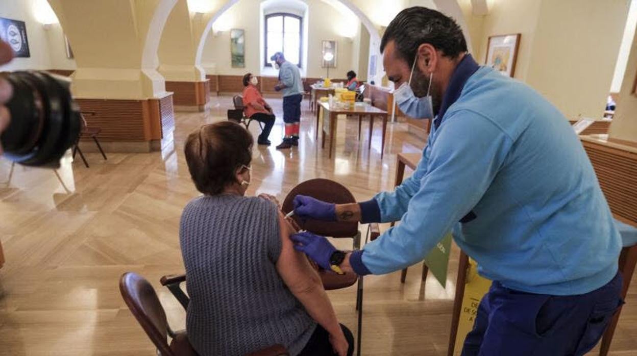 Vacunación en el Palacio de Congresos de Cádiz.