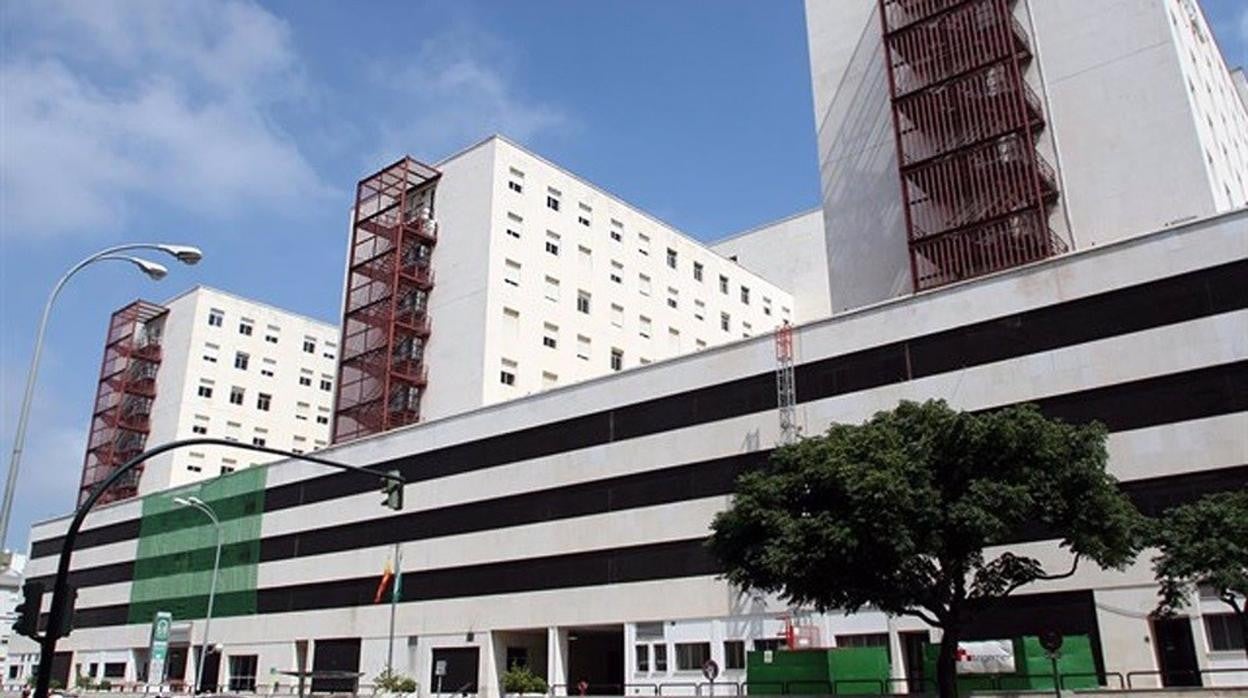 Trasladada al hospital una mujer afectada por un incendio en Cádiz capital