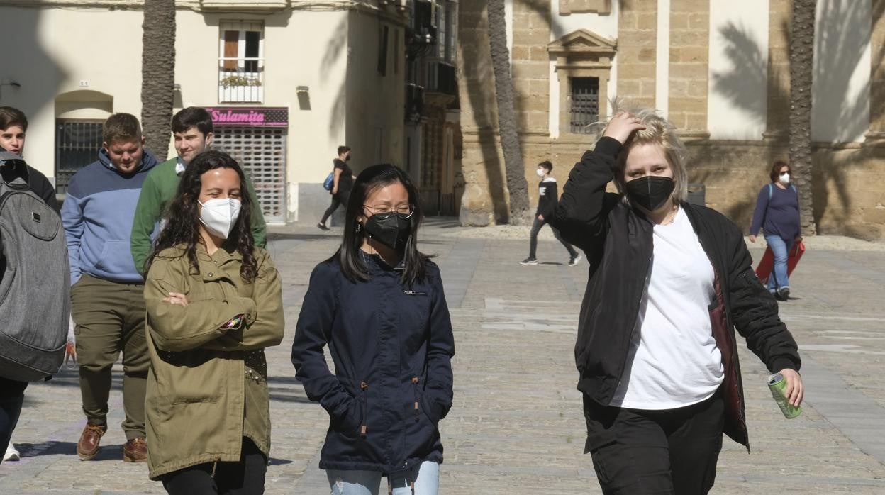 Gaditanos pasean con mascarillas por las calles de Cádiz.