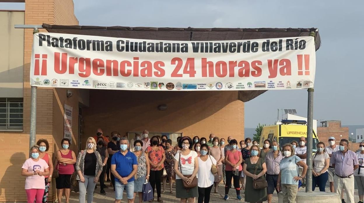 Protesta ante las puertas del centro de salud de Villaverde del Río