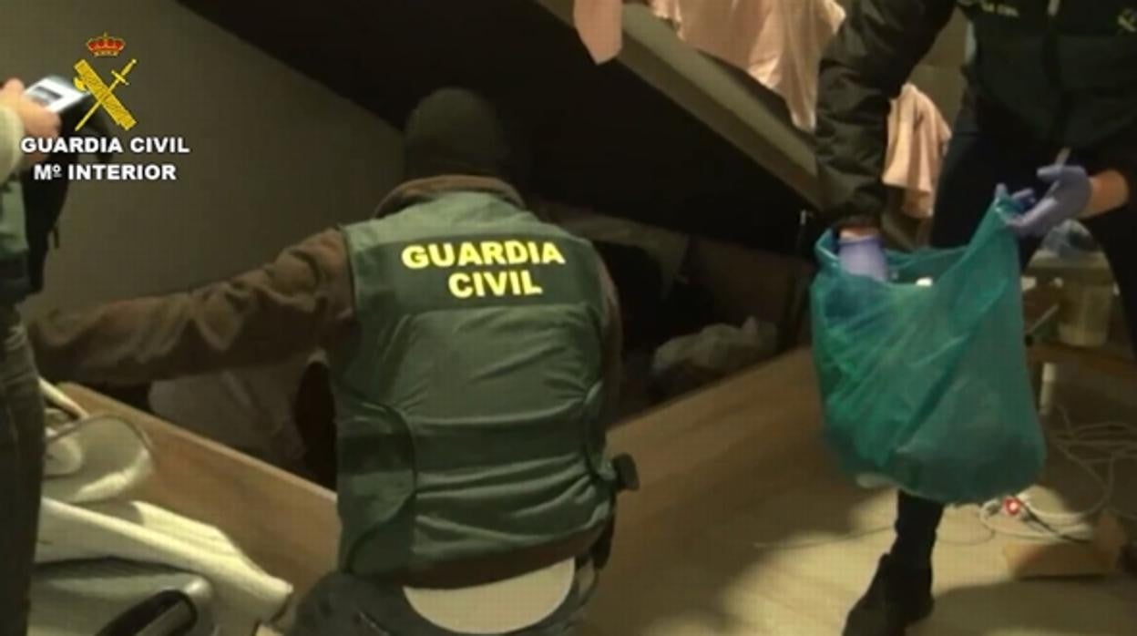 La Guardia Civil registra la vivienda de un sospechoso en una operación similar de hace unos meses