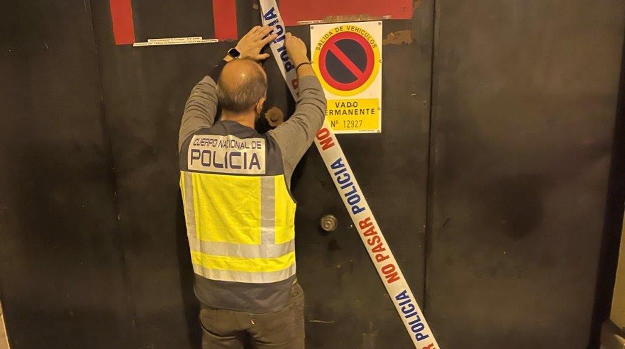 La Policía Nacional clausura el taller en el que han detendio por estafa y apropiación indebida