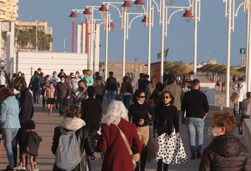 Ambiente en el Paseo Marítimo de Cádiz