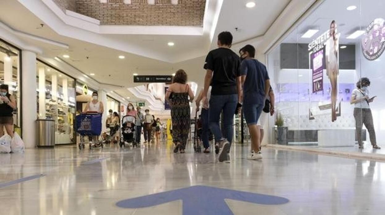 Cierto monstruo asesino Guía y horarios de las tiendas y centros comerciales que abren hoy lunes 2  de mayo en Cádiz
