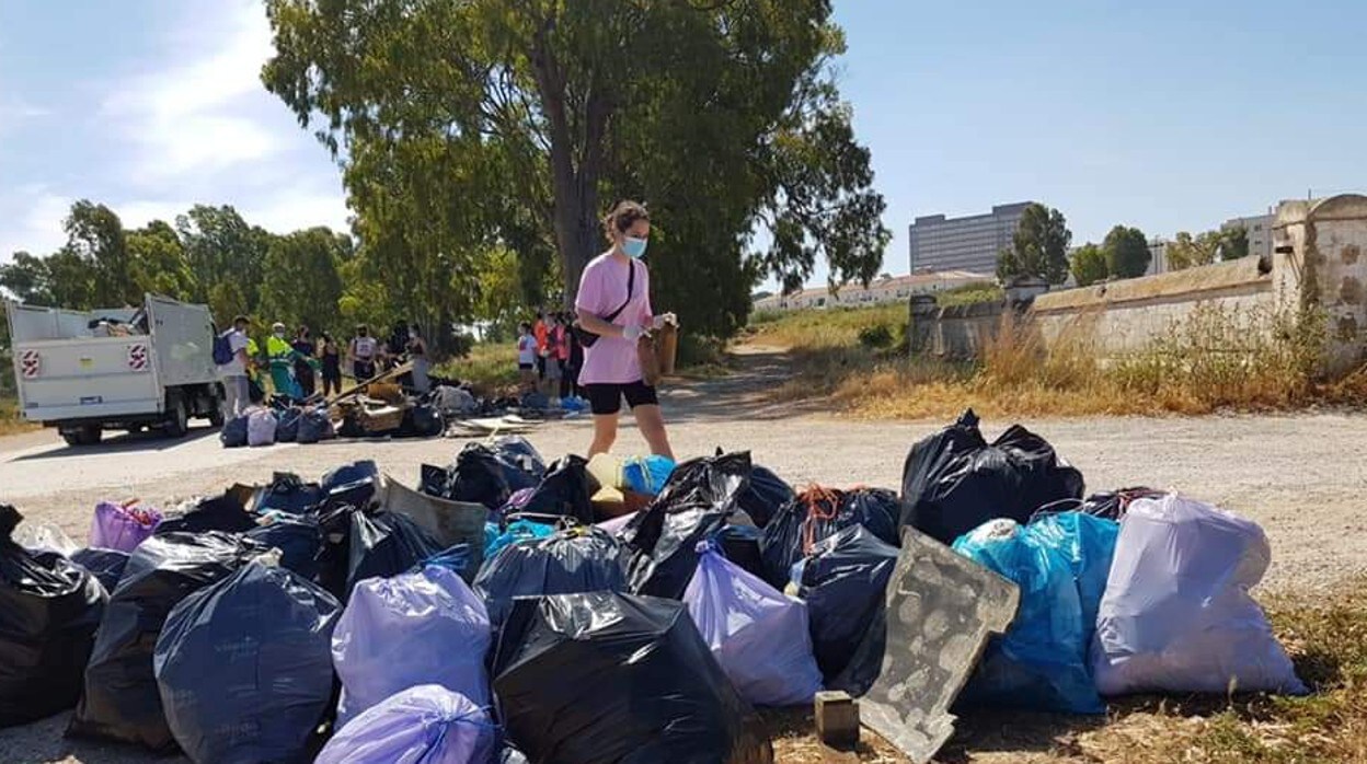 Voluntarios de Zero Waste recogen basuras en la playa de La Casería